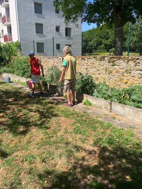 Catherine et Sophie en pleine action dans le jardin